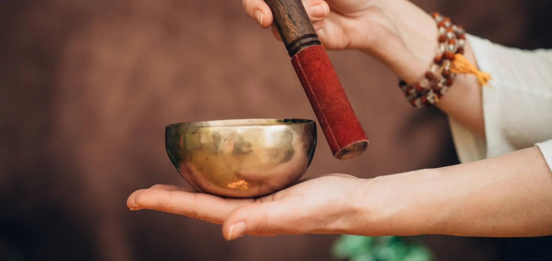 Une main portant un bol avec un baton tournant autour